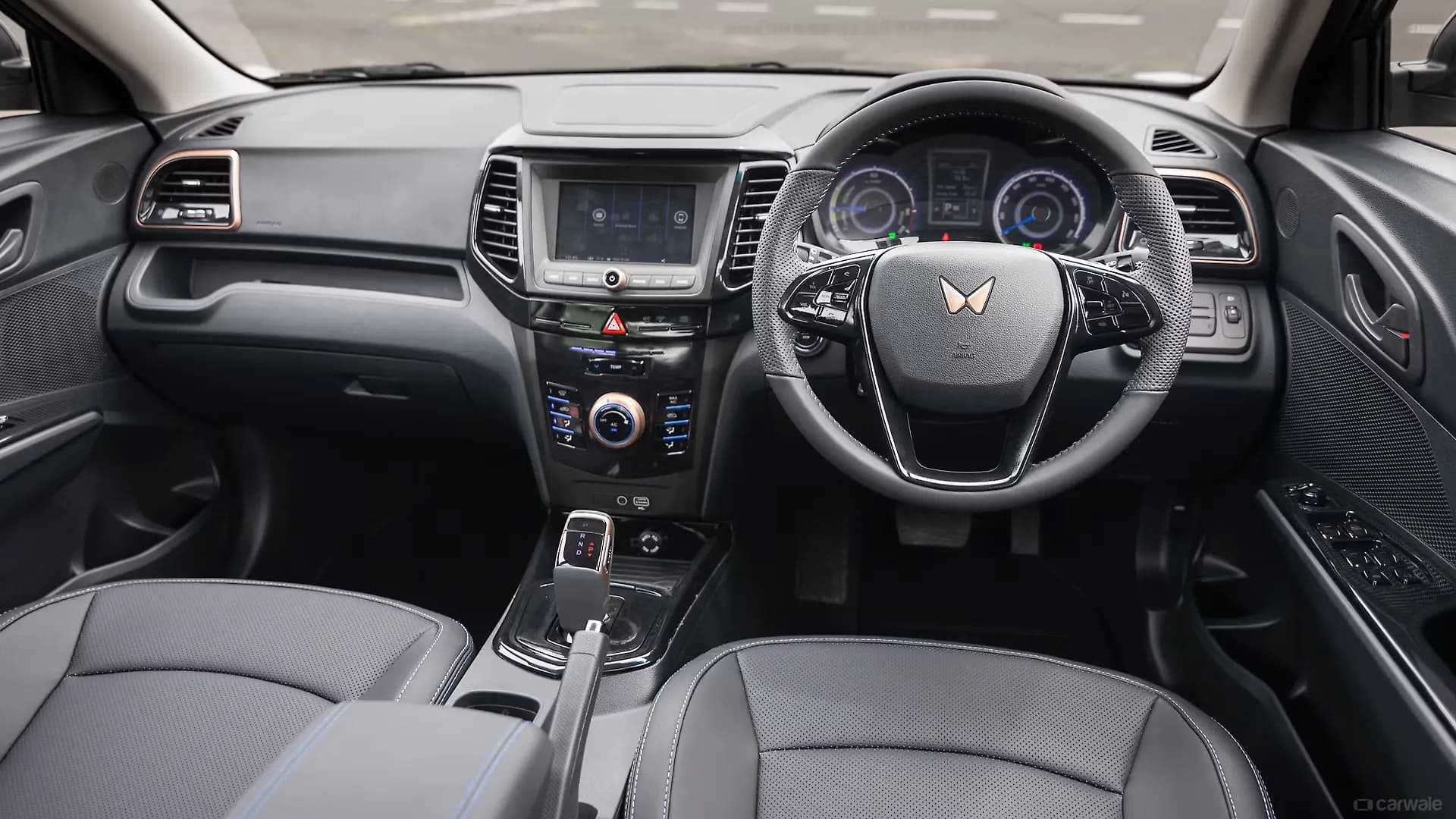 MAHINDRA XUV 400 thumbnail 5