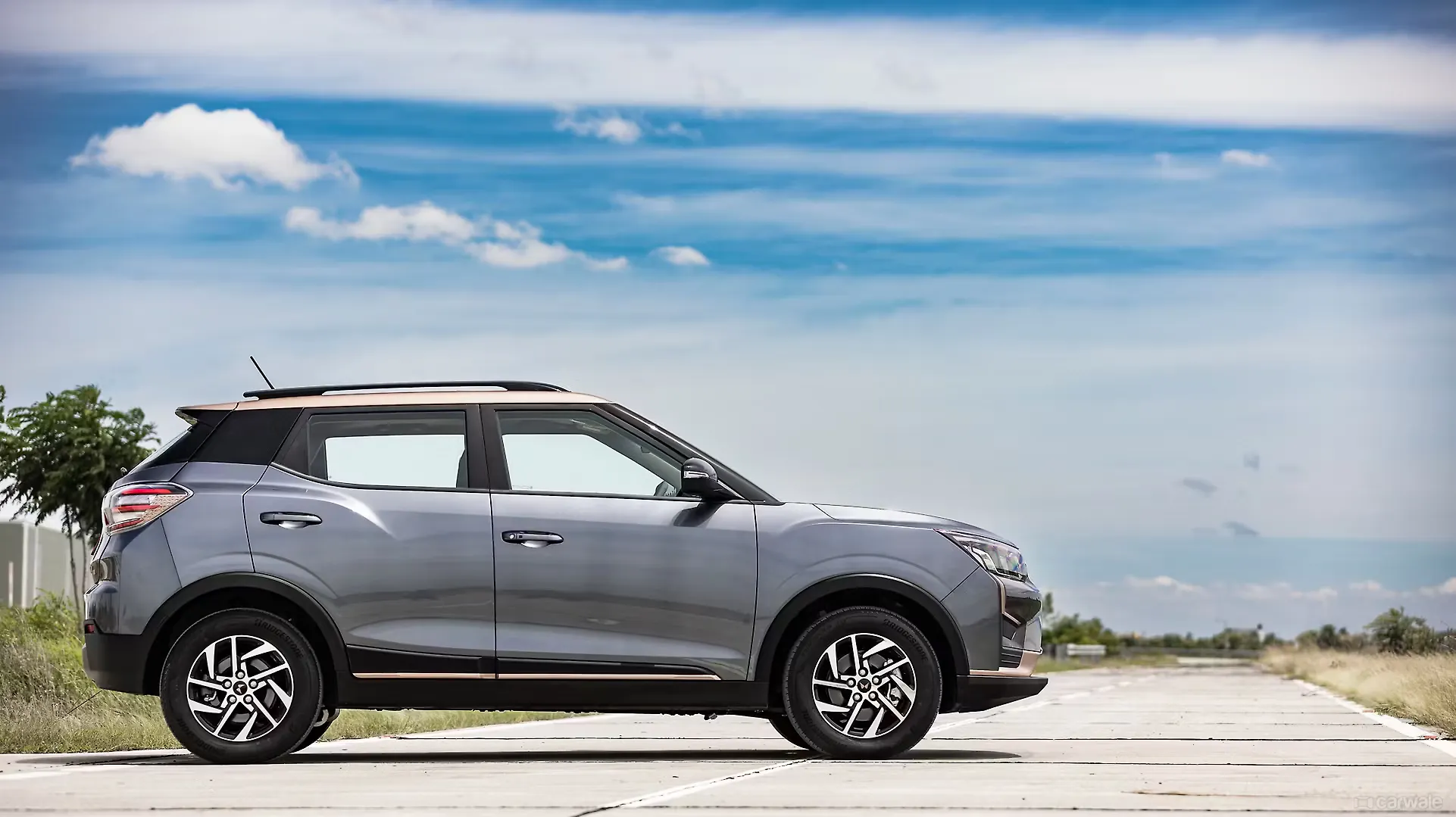 MAHINDRA XUV 400 thumbnail 4