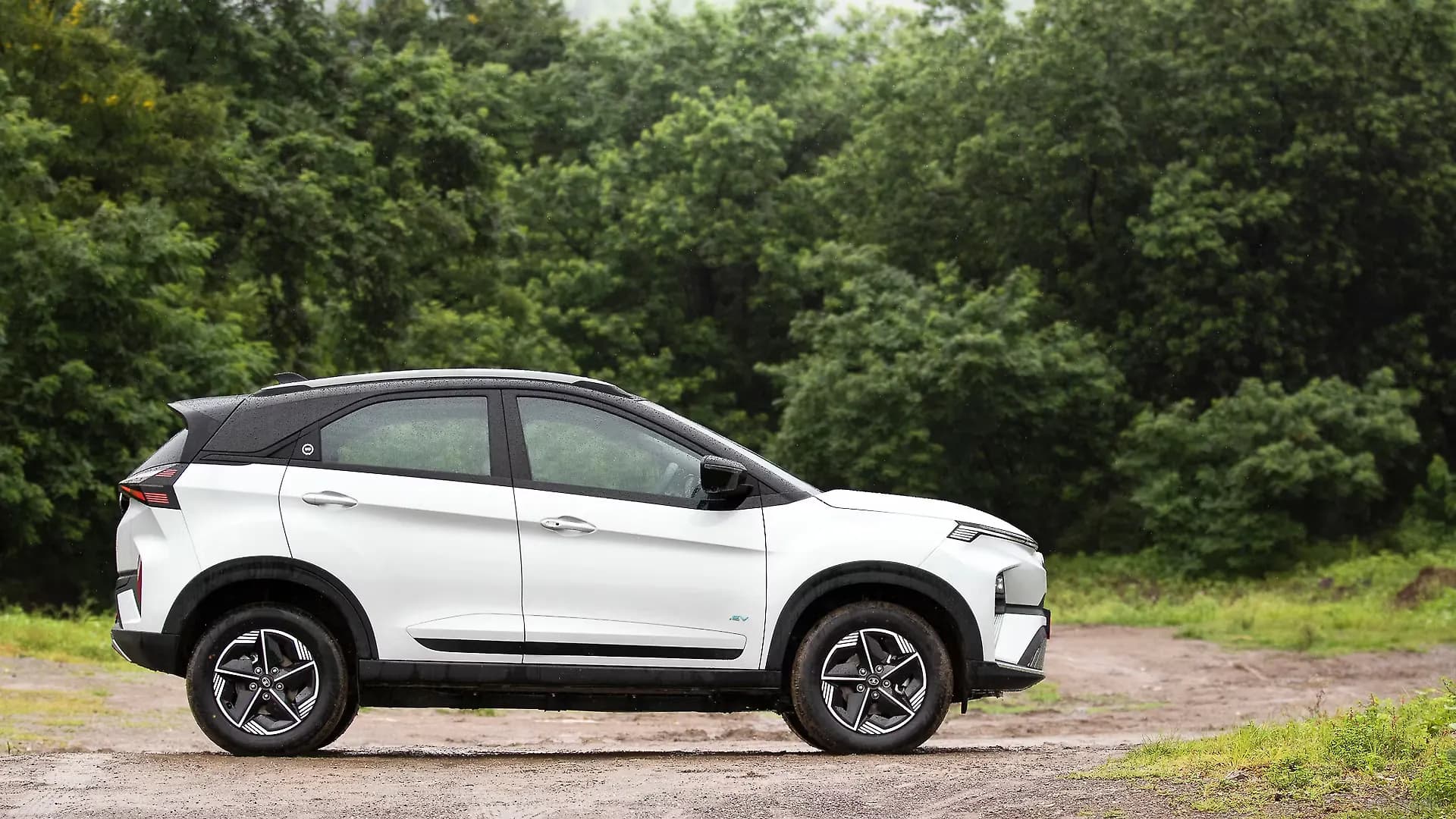 TATA NEXON EV thumbnail 4