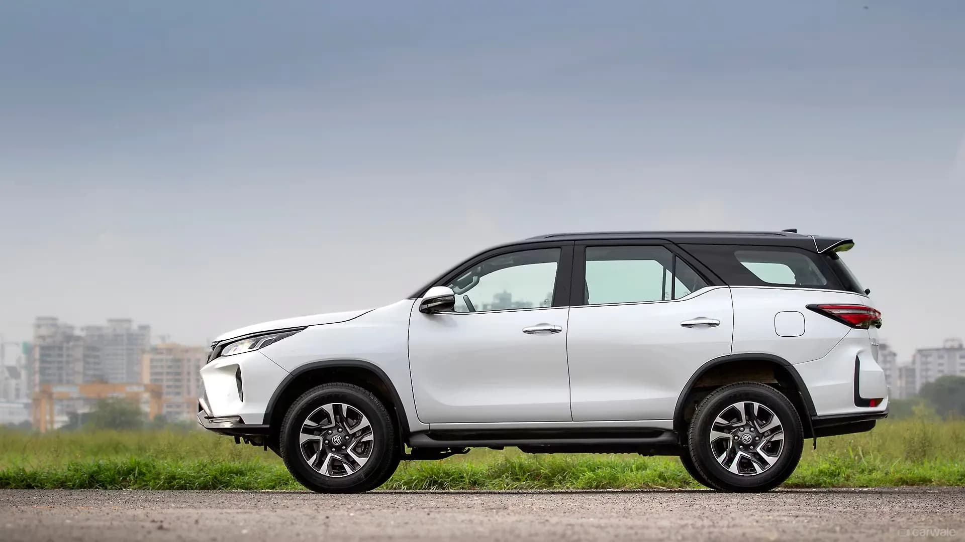 TOYOTA FORTUNER LEGENDER thumbnail 2