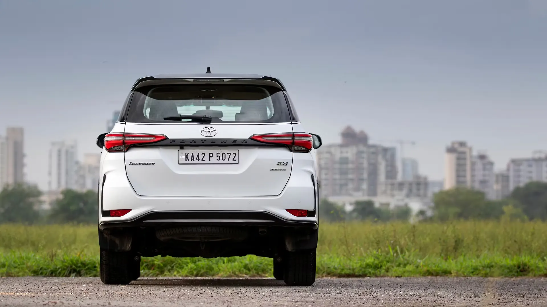TOYOTA FORTUNER LEGENDER thumbnail 3