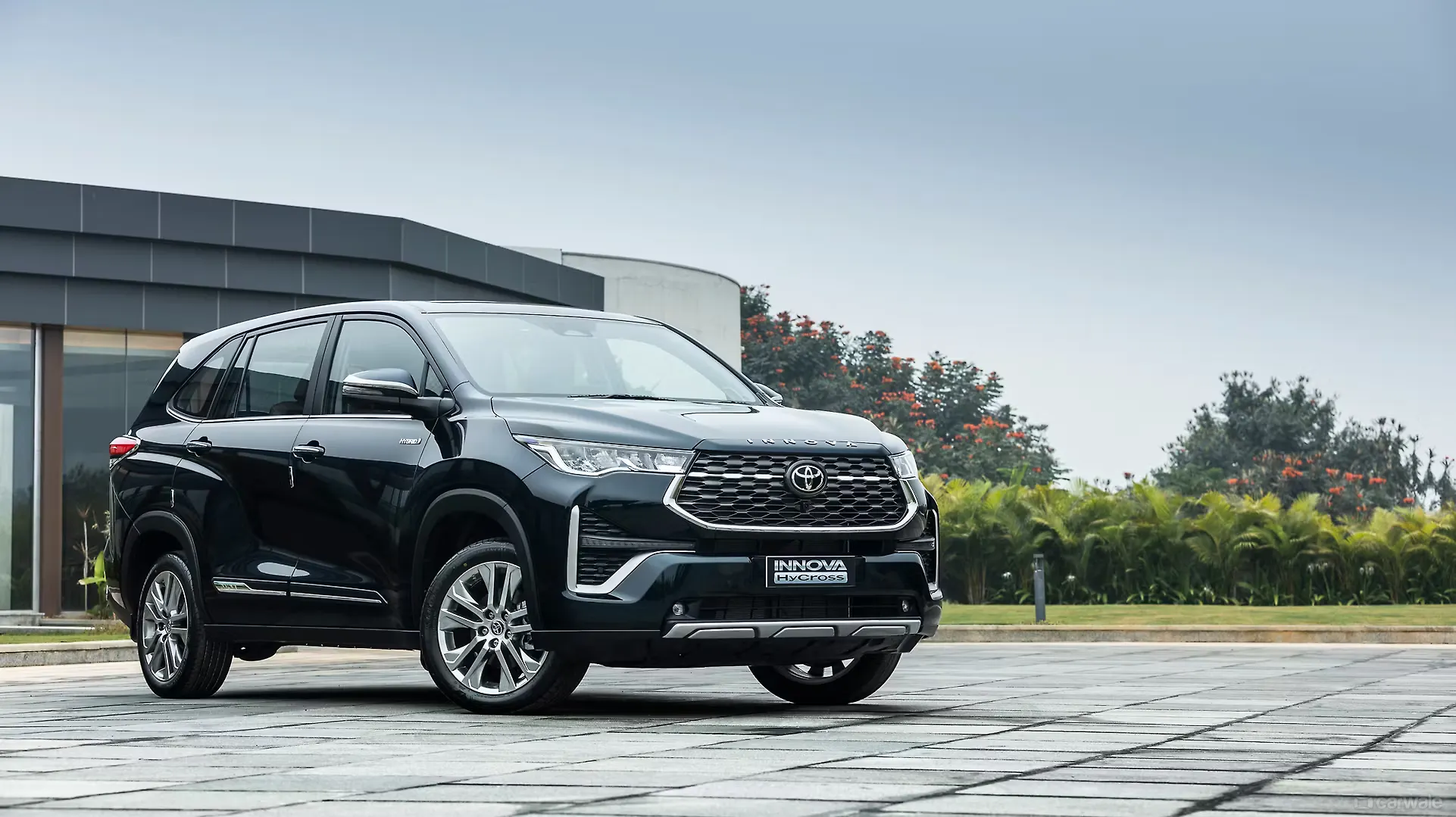TOYOTA INNOVA HYCROSS thumbnail 2
